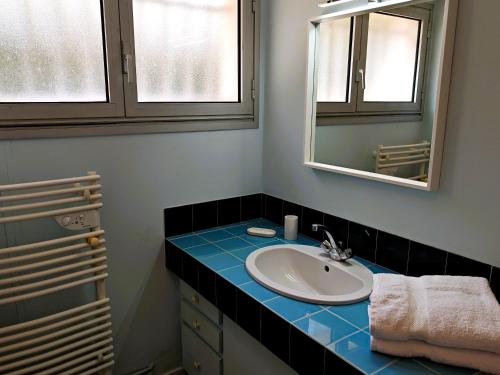 une salle de bain avec un lavabo et un miroir dans l'établissement Tanchet Beach House, à Les Sables-dʼOlonne