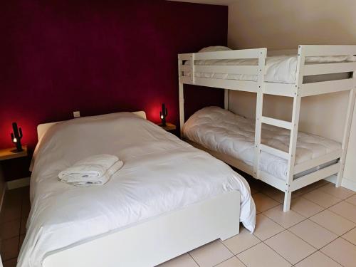 - une chambre avec des lits superposés et des lits superposés blancs dans l'établissement Tanchet Beach House, à Les Sables-dʼOlonne
