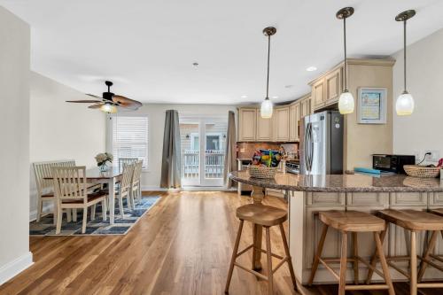 Φωτογραφία από το άλμπουμ του Poolside Getaway on Beach Block! σε Seaside Heights