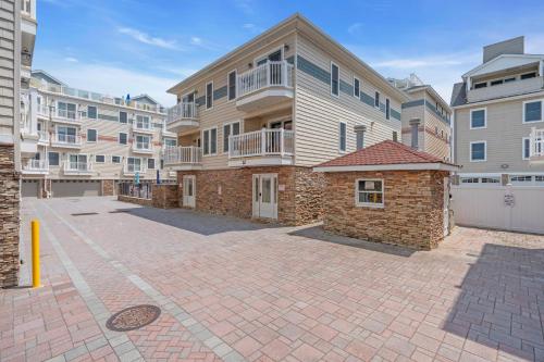 Φωτογραφία από το άλμπουμ του Poolside Getaway on Beach Block! σε Seaside Heights