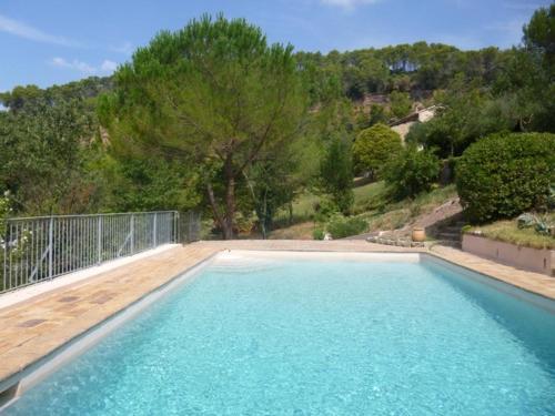 une grande piscine bleue dans une cour dans l'établissement Grande maison dans village médiéval, aux Arcs-sur-Argens