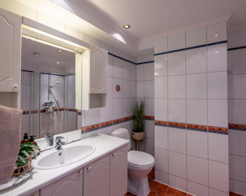 Ένα μπάνιο στο Svolvær Harbour Sea View Apt