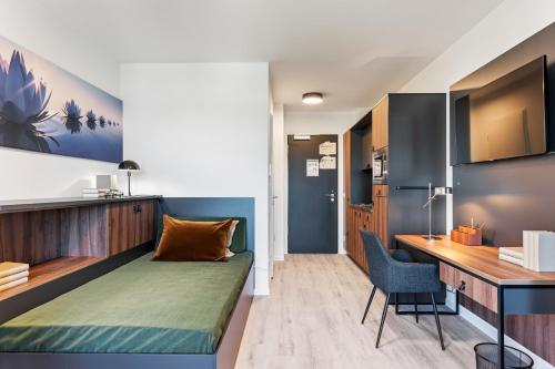 a bedroom with a desk and a bed in a room at CAMPO NOVO Business Eschborn in Eschborn