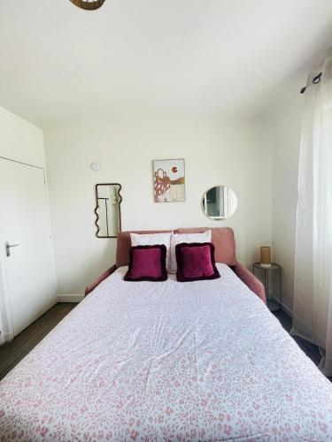 - une chambre avec un grand lit et 2 oreillers violets dans l'établissement La Halte Urbaine - 2 guests - Wifi, au Mans