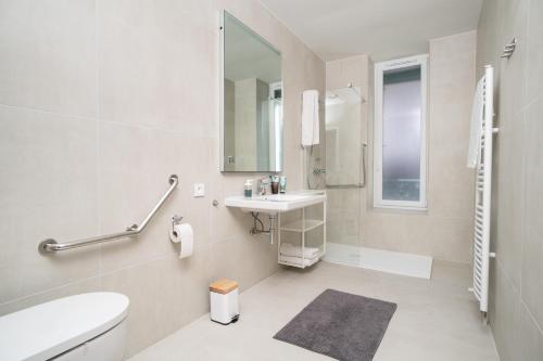 Bilik mandi di La Villa du Lac - Appartements de vacances - Les pieds dans l'eau