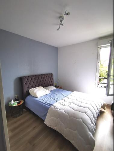 - une chambre avec un grand lit et une grande couverture blanche dans l'établissement A 5 minutes du lac, 6 personnes, à Sciez