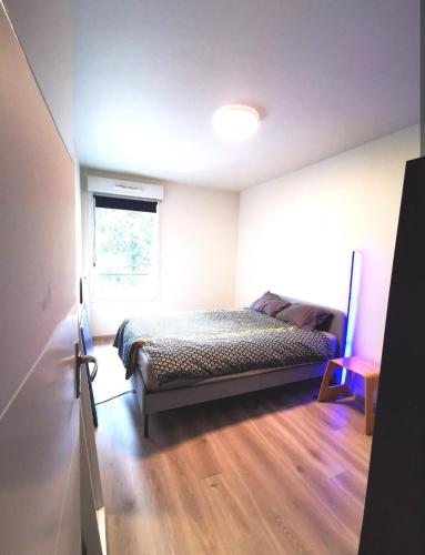 une chambre avec un lit et une fenêtre dans l'établissement A 5 minutes du lac, 6 personnes, à Sciez