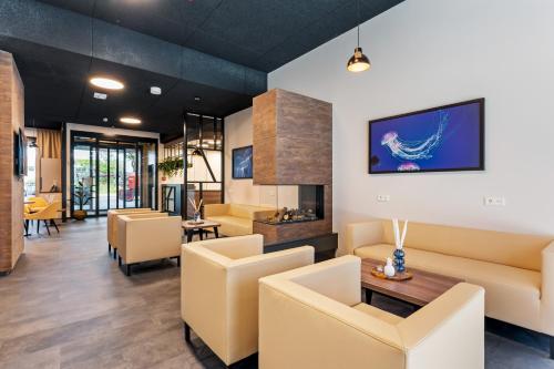 a waiting room with couches and a table at CAMPO NOVO Business Eschborn in Eschborn