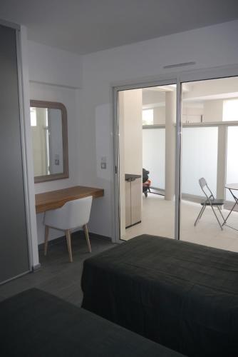 une chambre avec un lit, une table et un bureau dans l'établissement Very nice apartment 100 meters Calvi beach, à Calvi