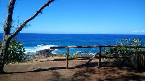 un banc au sommet d'une colline surplombant l'océan dans l'établissement Maison détente, à Cuincy