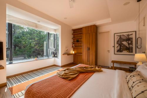 SaffronStays Miamiにあるベッド