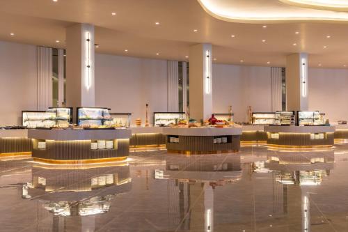 eine Lobby mit Stühlen und Tischen in einem Gebäude in der Unterkunft The Norm Oriental Kemer in Kemer