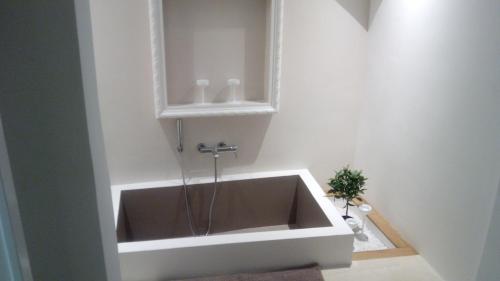 eine Badewanne mit Waschbecken im Bad in der Unterkunft Casa Anna in Lecce