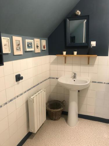 Photo de la galerie de l'établissement la glycine- entre terrre et mer - grand jardin, à Port-Bail-sur-Mer