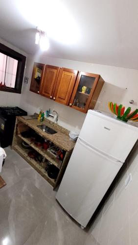 Dapur atau dapur kecil di Casa térrea em condomínio à 500m da praia do Peró