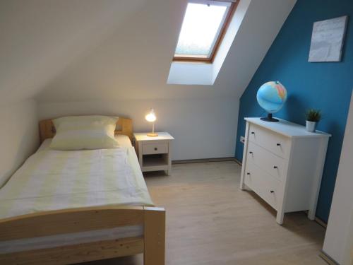 En eller flere senge i et værelse på NEU! Ferienhuus Nordseeküste