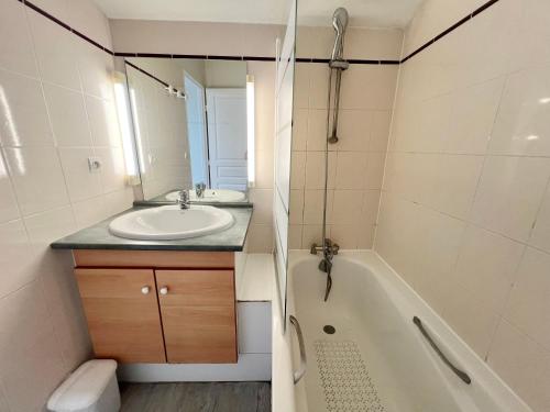 Un baño con lavabo, bañera e inodoro. en Apartment with Balcony & Pool in La Rochelle, en La Rochelle