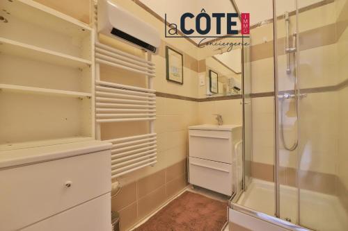 une salle de bain avec une douche, des toilettes et un lavabo dans l'établissement Le Rocher, à Carry-le-Rouet