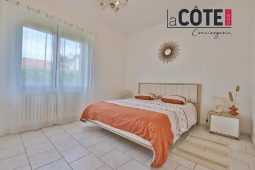 - une chambre avec un lit doté d'une couverture orange et d'une fenêtre dans l'établissement Le Rocher, à Carry-le-Rouet