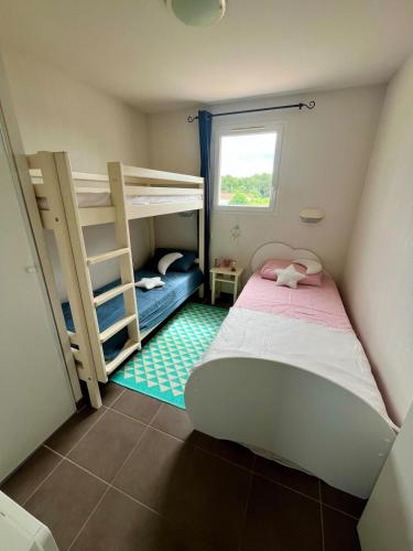 - une petite chambre avec 2 lits superposés et une fenêtre dans l'établissement Villa Oléron, à Dolus-d'Oléron