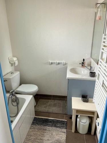 une salle de bain blanche avec un lavabo et des toilettes dans l'établissement Villa Oléron, à Dolus-d'Oléron