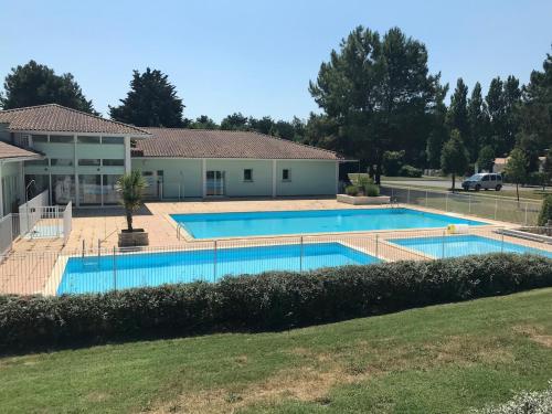 une piscine devant une maison dans l'établissement Villa Oléron, à Dolus-d'Oléron