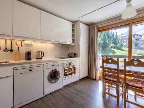 Il comprend une cuisine équipée d'un lave-linge et d'un sèche-linge. dans l'établissement Appartement confortable aux pieds des pistes avec parking à Val-d'Isère - FR-1-694-226, à Val dʼIsère