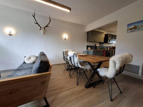 un salon avec un canapé, une table et des chaises dans l'établissement T2 cabine lumineux avec terrasse proche commerces et pistes - FR-1-592-86, à Font-Romeu