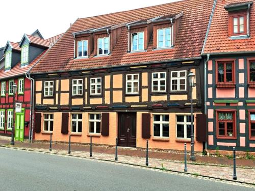 a row of houses on the side of a street at Ferienwohnung Kogge im Zentrum von Röbel in Röbel