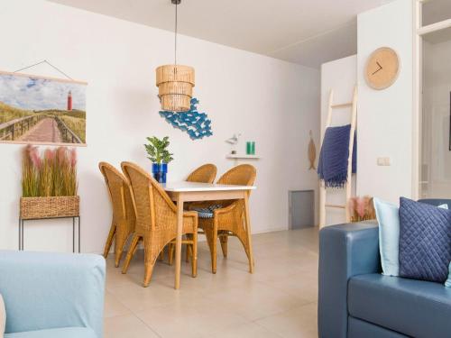 ein Esszimmer mit Tisch und Stühlen in der Unterkunft Apartment in Julianadorp near the Beach in Julianadorp