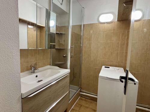 une salle de bain avec un lavabo, des toilettes et un miroir dans l'établissement Studio à Argelès-sur-Mer avec piscine et animaux admis - FR-1-225-826, à Argelès-sur-Mer