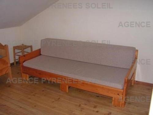 un banc assis dans le coin d'une pièce dans l'établissement Chalet 3 chambres avec terrasse aux Angles - FR-1-295-145, aux Angles