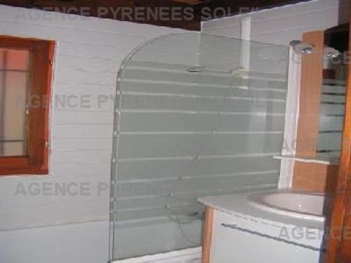 une salle de bain avec un lavabo et un miroir dans l'établissement Chalet 3 chambres avec terrasse aux Angles - FR-1-295-145, aux Angles