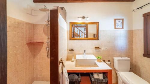 A bathroom at Casa La Buhardilla del Gastor by Ruralidays