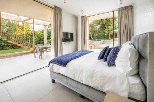 - une chambre avec un lit et une terrasse avec une table dans l'établissement Villa Sous le Soleil, à Saint-Tropez