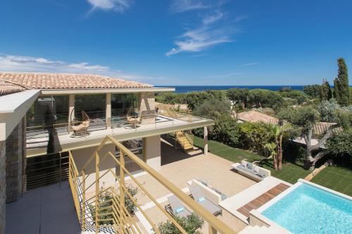 une vue aérienne d'une maison avec piscine dans l'établissement Villa Sous le Soleil, à Saint-Tropez