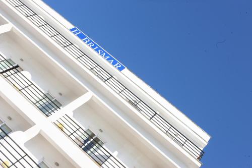 vistas a la parte delantera de un edificio en Hotel Brismar, en Puerto de Andratx