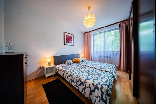 Postel nebo postele na pokoji v ubytování Flex SelfCheckIns 158 - Zagreb - 2 Bedrooms - Parking - Terrace