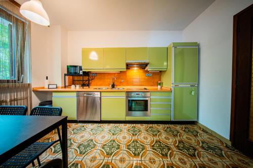 Kuchyň nebo kuchyňský kout v ubytování Flex SelfCheckIns 158 - Zagreb - 2 Bedrooms - Parking - Terrace