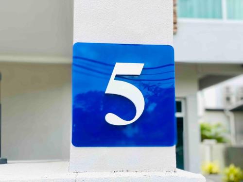 J Villa Langkawi with pool for 16 paxに飾ってある許可証、賞状、看板またはその他の書類