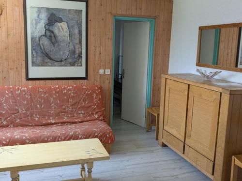 un salon avec un canapé et une table dans l'établissement Appartement lumineux 3 pièces 8 pers, proche des pistes avec cuisine équipée - FR-1-262-73, à Forest des Baniols