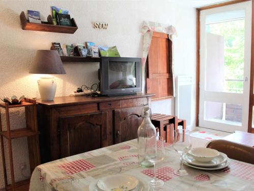 Cette chambre dispose d'une table et d'une télévision. dans l'établissement Studio avec Balcon Proche des Pistes et Commerces à Vars - 2 Couchages, Parking Inclus - FR-1-330B-153, à Vars