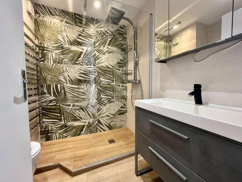 une salle de bain avec une douche, des toilettes et un lavabo dans l'établissement Studio rénové 4 pers à Cavalaire-sur-Mer avec balcon et parking - FR-1-226B-190, à Cavalaire-sur-Mer