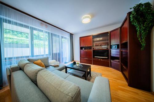 Η κουζίνα ή μικρή κουζίνα στο Flex SelfCheckIns 158 - Zagreb - 2 Bedrooms - Parking - Terrace