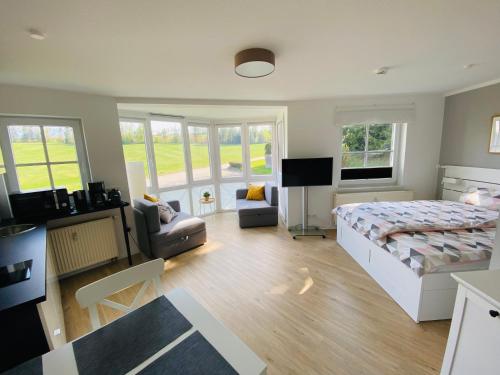 une chambre avec un lit et un salon dans l'établissement Harztraum-6, à Braunlage