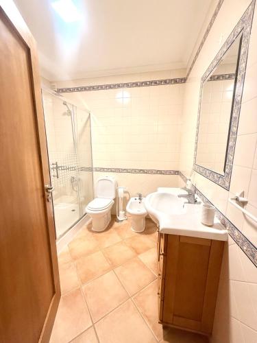 a bathroom with a toilet and a sink and a shower at Casa De Sousa-Refúgio de Surf entre Peniche e Ericeira in A dos Cunhados