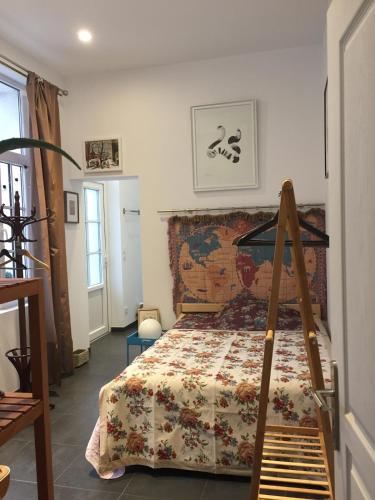 une chambre avec un lit avec une couette dessus dans l'établissement Grand studio tout confort dans l'hyper centre, à Valenciennes