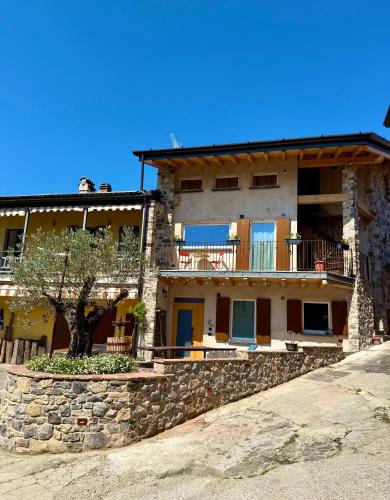 a large house with a stone wall at Arcangelo Case Vacanza in Sulzano
