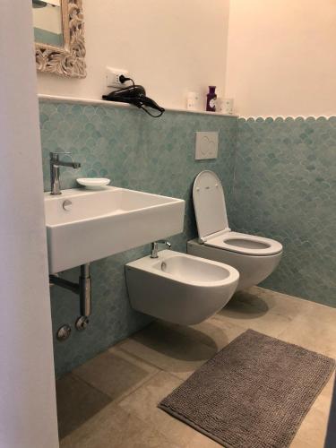 a bathroom with a sink and a toilet at Il Delfino in Tellaro