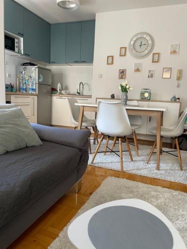 a living room with a couch and a table and a kitchen at Cista DESETKA 2 in Požarevac